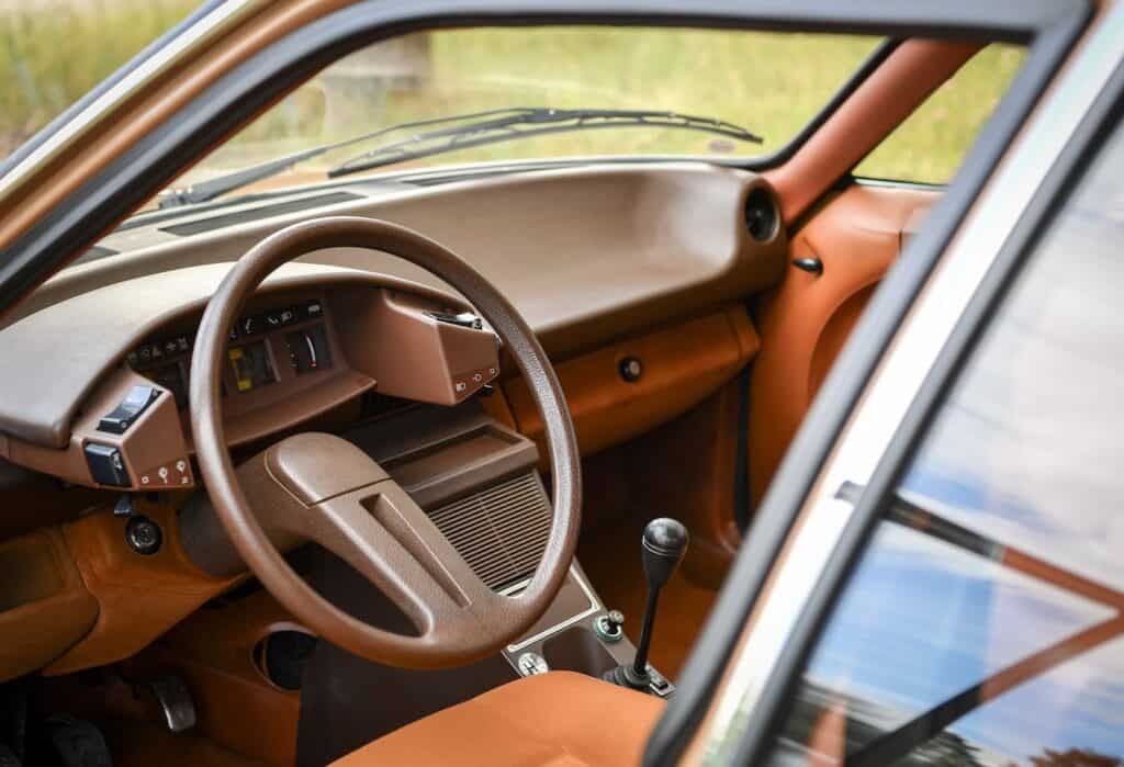 photo de l'intérieur - tableau de bord de la voiture - mondial de l'auto 2024