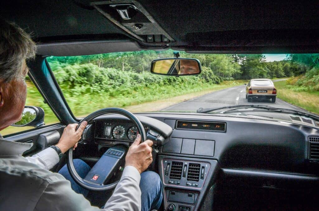 citroen CX - photo de l'intérieur de la voiture - conducteur sur route - mondial de l'auto 2024