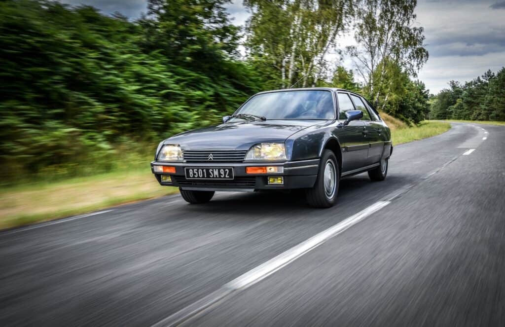 photo de la citroen CX - vue de 3/4 face sur route - mondial de l'auto 2024