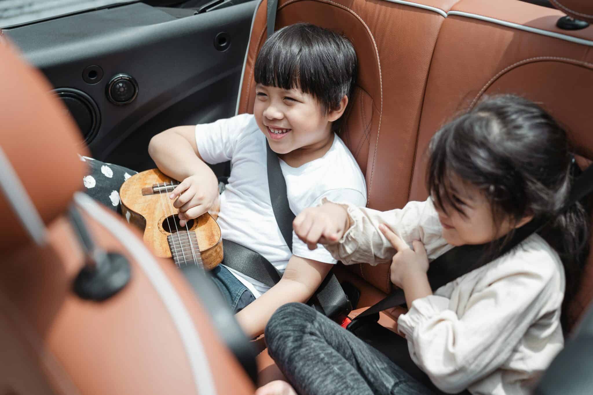 enfants en voiture - photos d'enfants assis à l'arrière d'une voiture - sécurité routière - mondial de l'auto 2024