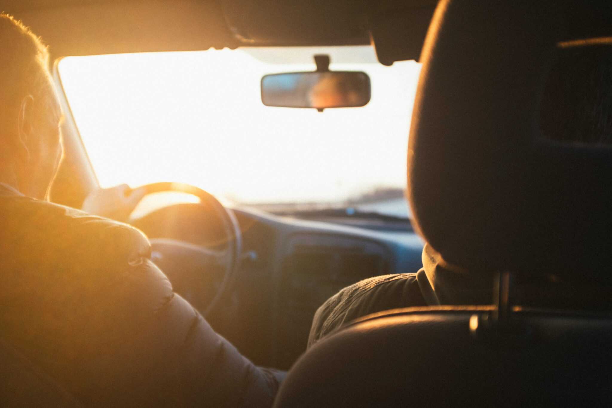 ipsos - études - mondial de l'auto 2024 - photo de deux personnes dans une voiture