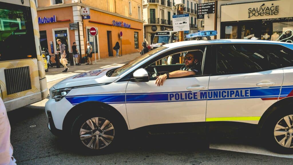 photo d'une voiture de police francaise - mondial de l'auto 2026 - contester ou payer pv de l'etranger