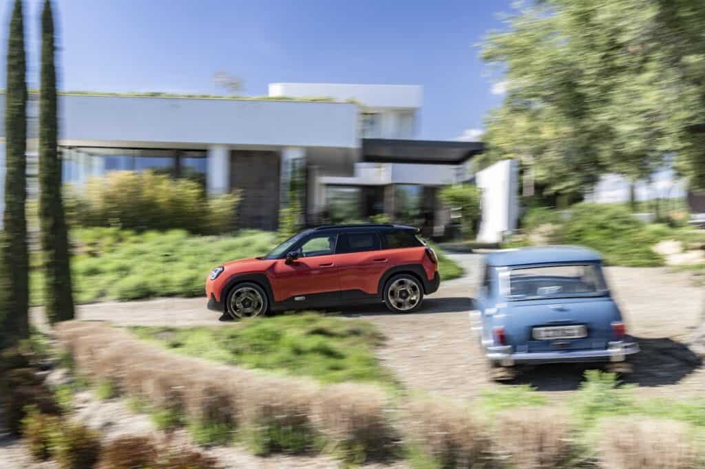 Nouveau MINI Aceman (J05) et MINI classique © MINI mondial de l'auto 2024