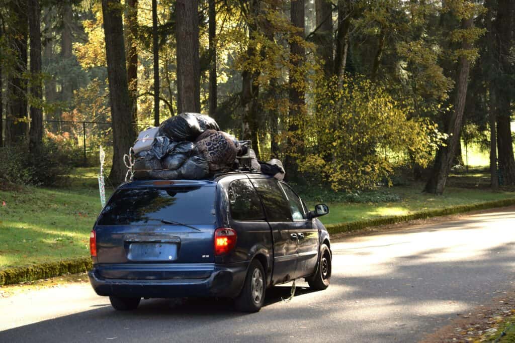 photo d'une voiture sur route - plan de la voiture vue arrière - voiture avec une charge importante sur le toit - surcharge de voiture - mondial de l'auto 2026