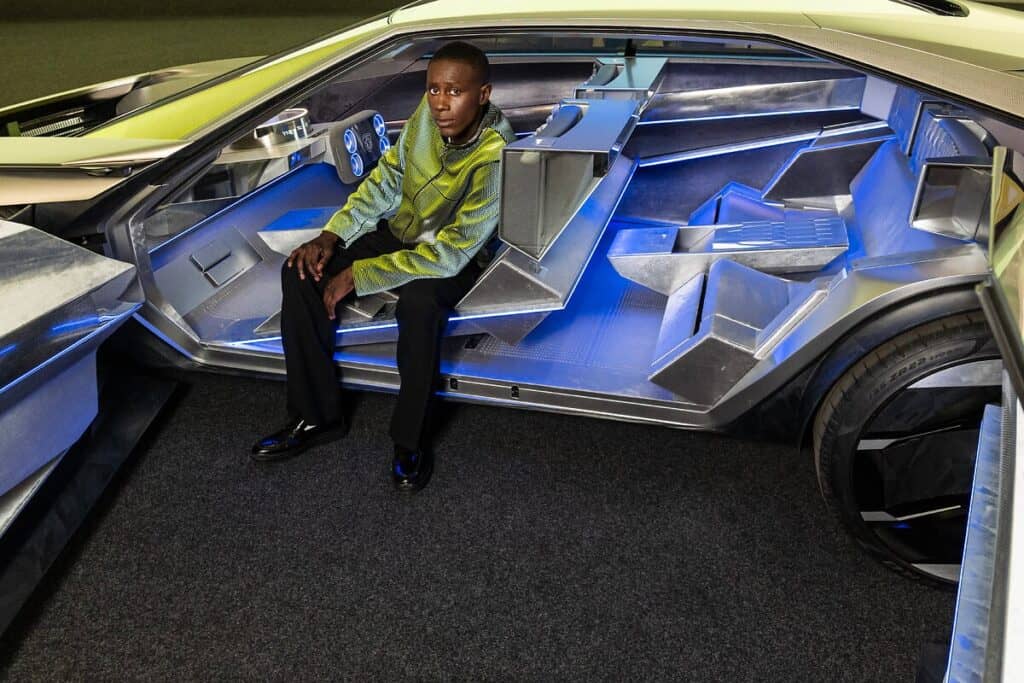 peugeot concept car - mondial de l'auto 2024 - photo d'un homme assis dans la voiture - stellantis