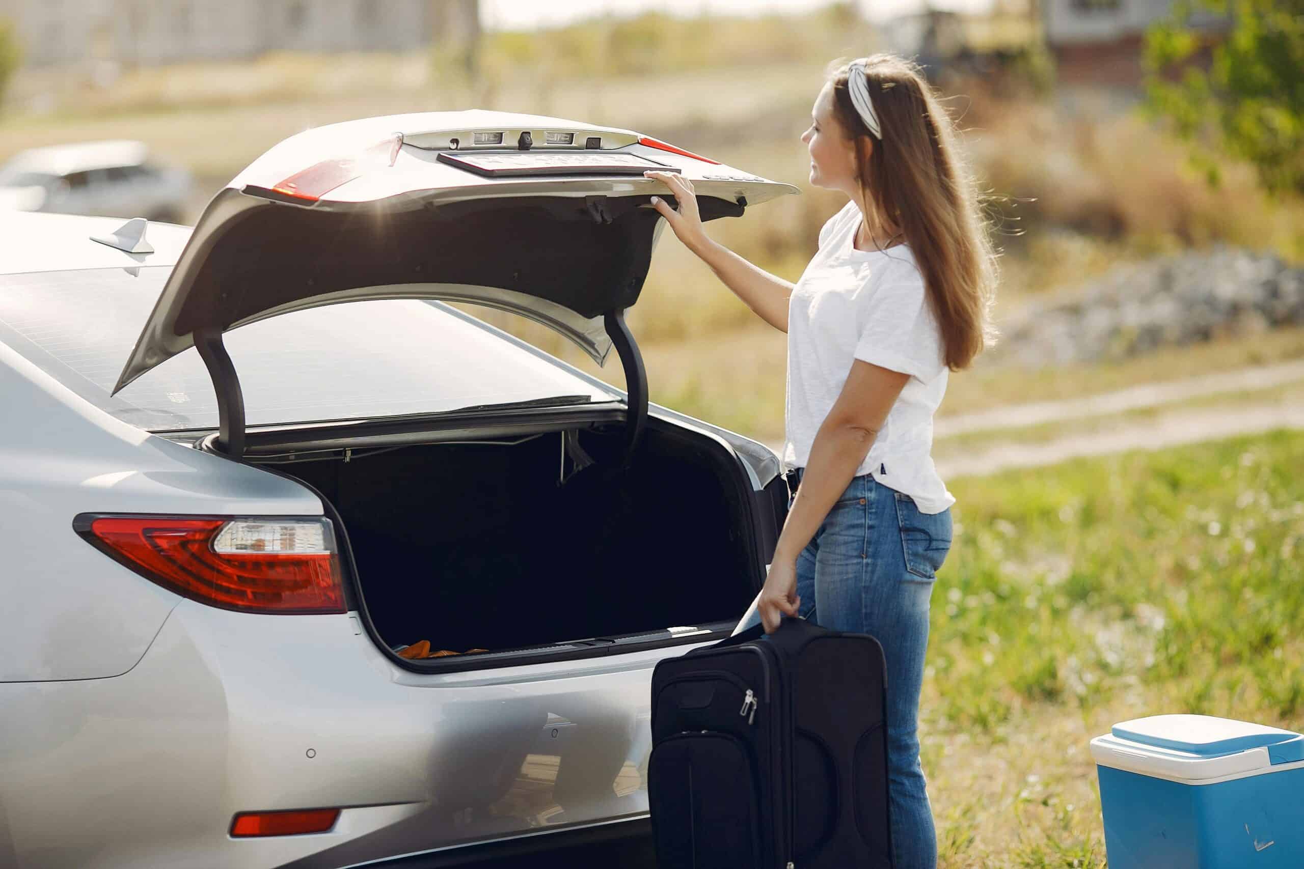 photo d'une femme entrain de remplit le coffre de sa voiture - regles de charge de voitures - mondial de l'auto 2026