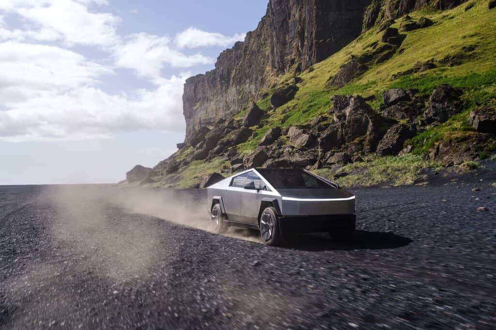 cybertruck - tesla - vue sur toute - mondial de l'auto 2024