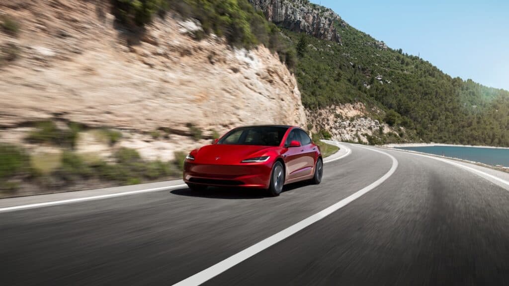 photo de la Tesla model 3 - photo sur route, de face - mondial de l'auto 2024