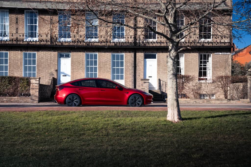 photo de coté - tesla model 3 - berline familiale électrique - mondial de l'auto 2024