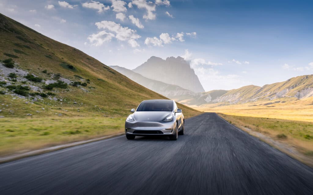 model y - tesla - vue de face, sur toute - voiture électrique - mondial de l'auto 2024