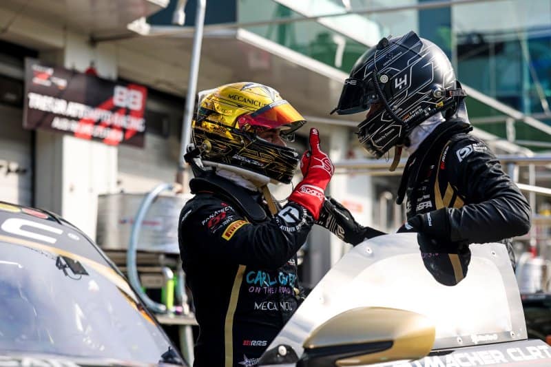 car lovers - mondial de l'auto 2024 - photo d'un pilote sur circuit