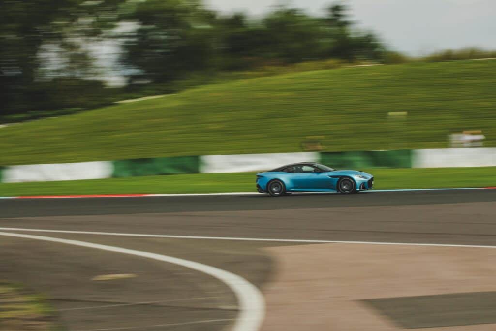 voiture de sport sur circuit - permis UHPV - mondial de l'auto 2024