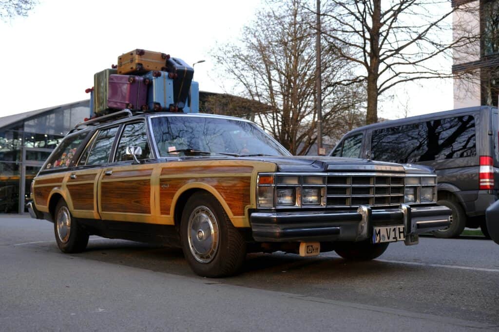 photo d'une vieille voiture surchargee - regles chargement voitures - mondial de l'auto 2026