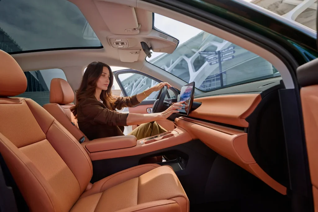 voiture C10 - leapmotor - stellantis - mondial de l'auto 2024 - photo de l'intérieur de la voiture - cockpit