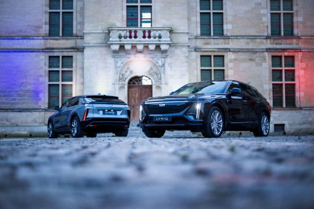 Crédit Agricole Personal Finance -photo de la cadillac lyriq - mondial de l'auto 2024 - photo statique de la voiture - vue de face