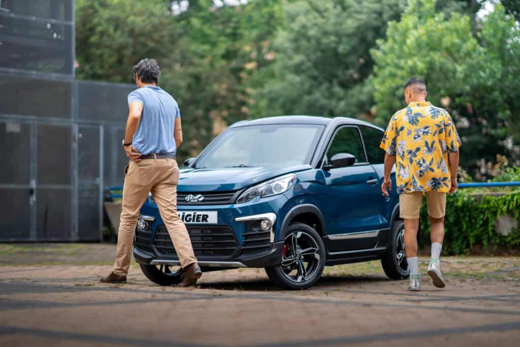 Ligier - présence mondial de l'auto 2024 - photo de la voiture avec deux hommes