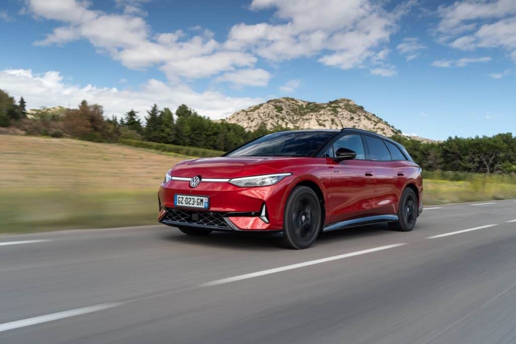 ID.7 Tourer GTX - Volkswagen - photo de la voiture sur route - vue de 3/4 face - mondial de l'auto 2024