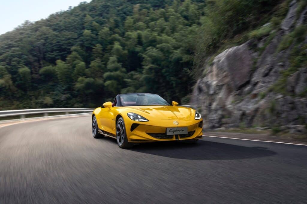 Crédit Agricole Personal Finance - photo de la voiture MG Cyberster sur route - mondial de l'auto 2024 - photo de la voiture de face sur route