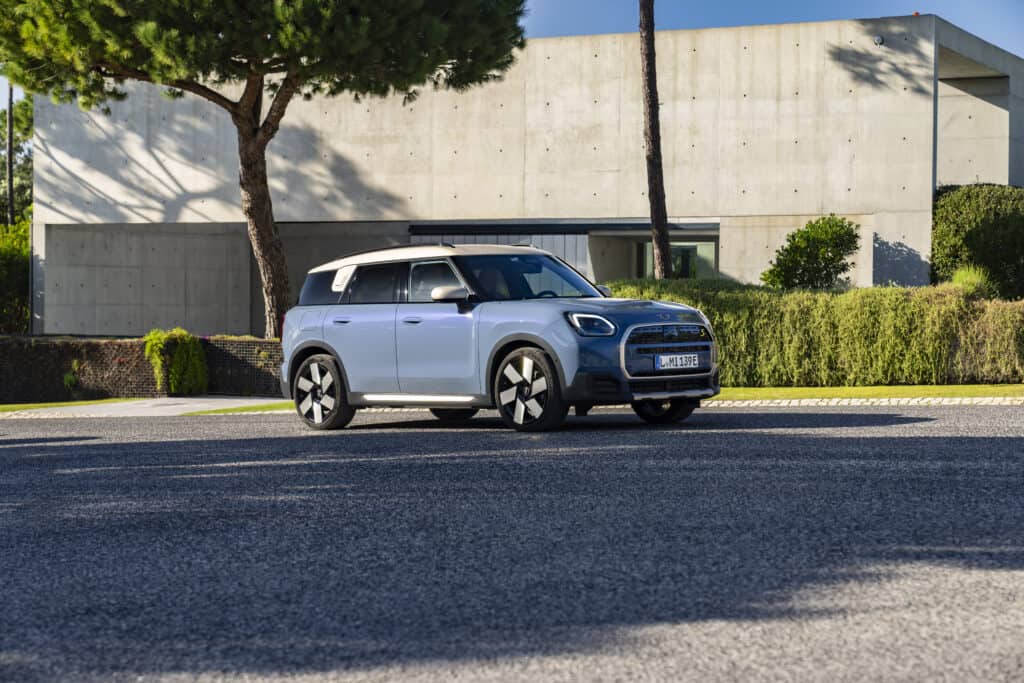 countryman mini - mondial de l'auto 2024 - photo de la voiture vue de 3/4 coté 