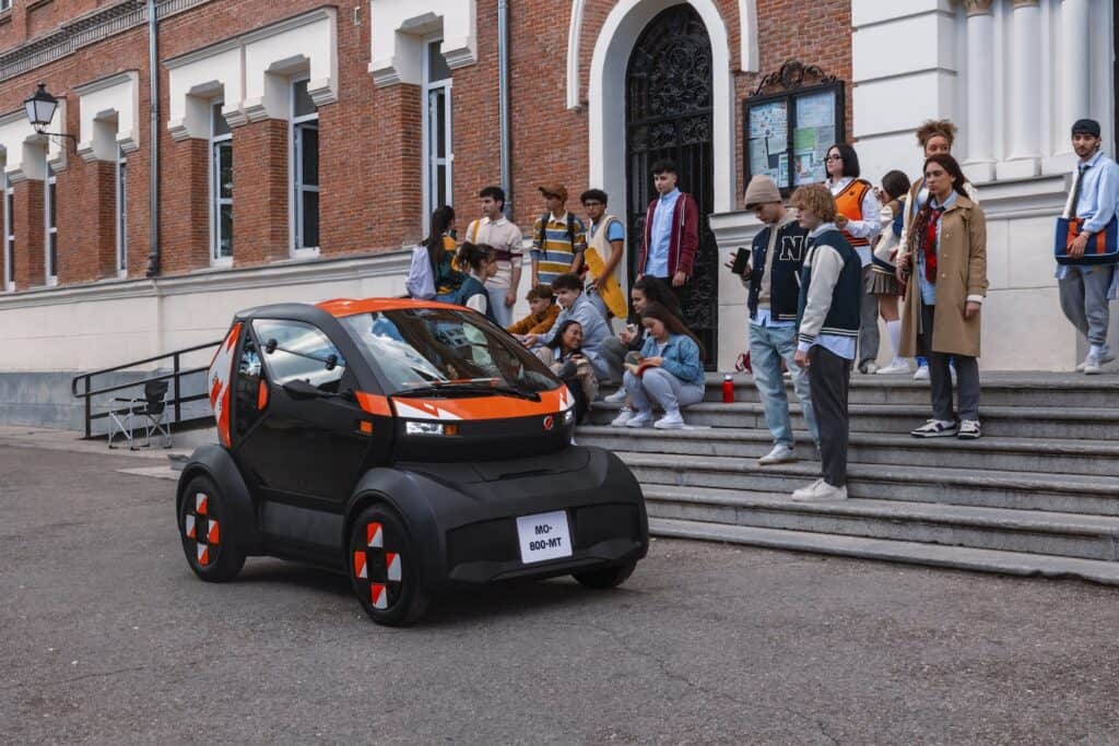 nouveau mobilize duo jeunes - quadricycle electrique - mondial de l'auto 2024 - photo de la voiture branché a une borne de recharge pour voiture électrique - mondial de l'auto 2024