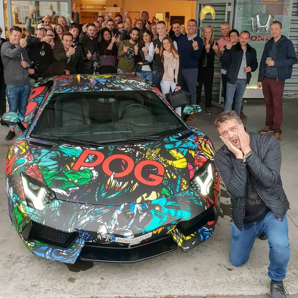 dream zone pog et ses fans Lamborghini aventador pogtador mondial de l'auto 2024 Autoplus - photo d'une voiture sur le centre d'essai