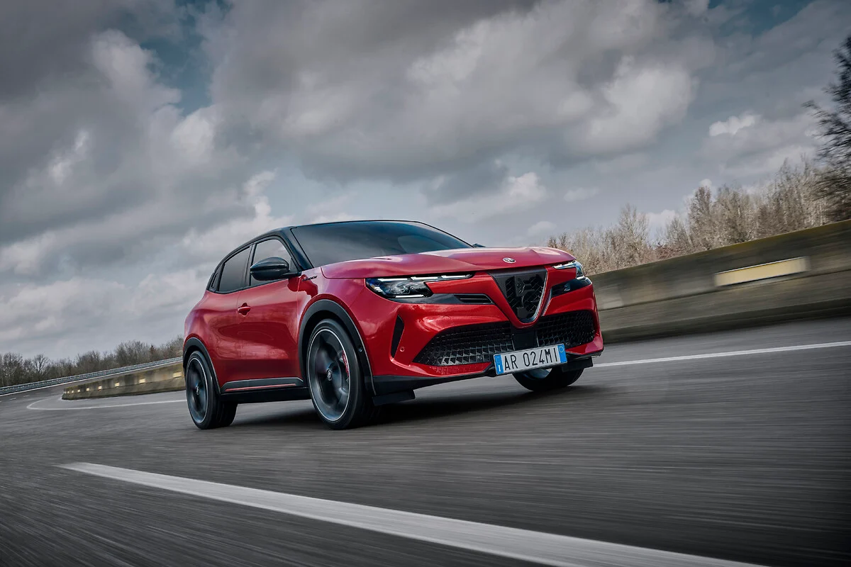 Alfa Romeo Junior mondial de l'auto - photo de la voiture vue de face sur route