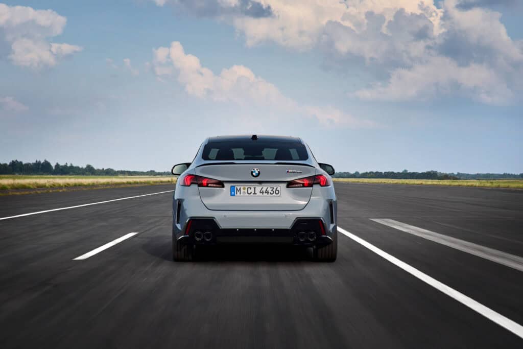 photo de la voture vue d'arriere - mondial de l'auto 2024 - bmw 