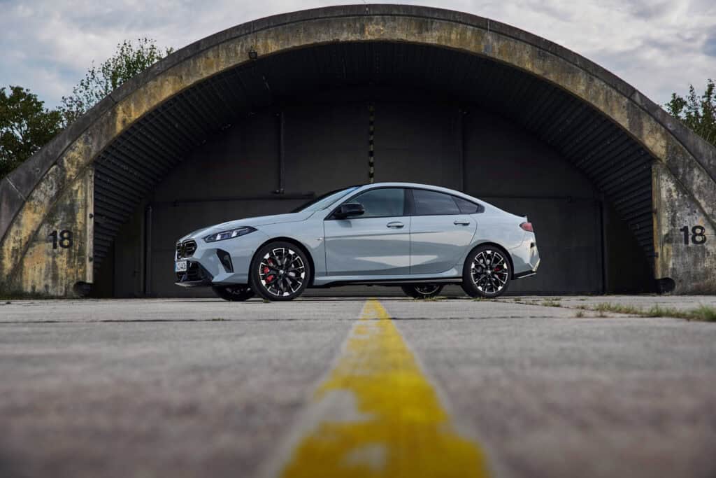 photo de la nouvelle bmw serie 2 - photo de la voiture vue de coté statique - mondial de l'auto 2026