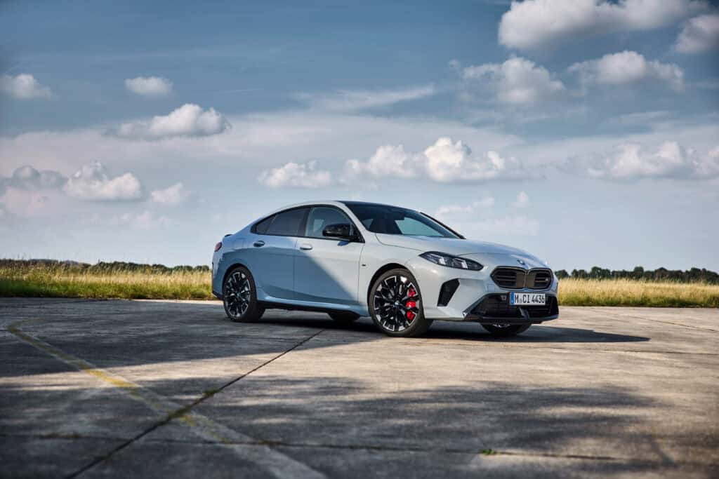 photo de la voiture vue de 3/4 coté - nouvelle bmw - mondial de l'auto 2024