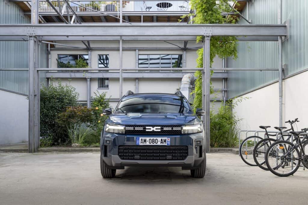 dacia bigster - photo de la voiture vue de face - mondial de l'auto 2024