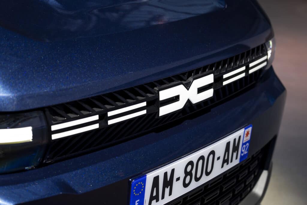 photo de l'avant de la dacia bigster - zoom du logo - nouveauté Dacia - mondial de l'auto 2024