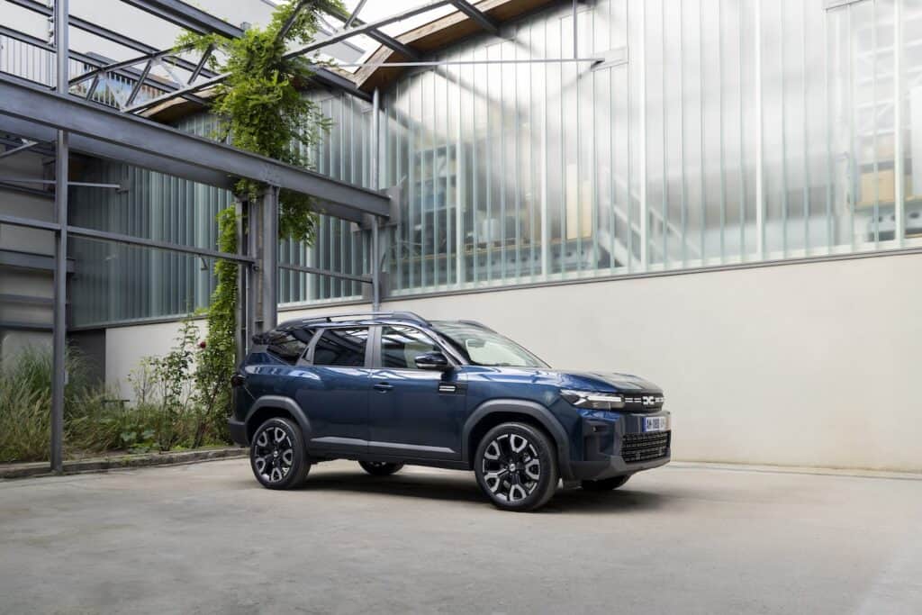 dacia bigster - nouveauté Dacia - photo de la voiture vue de coté - mondial de l'auto 2024