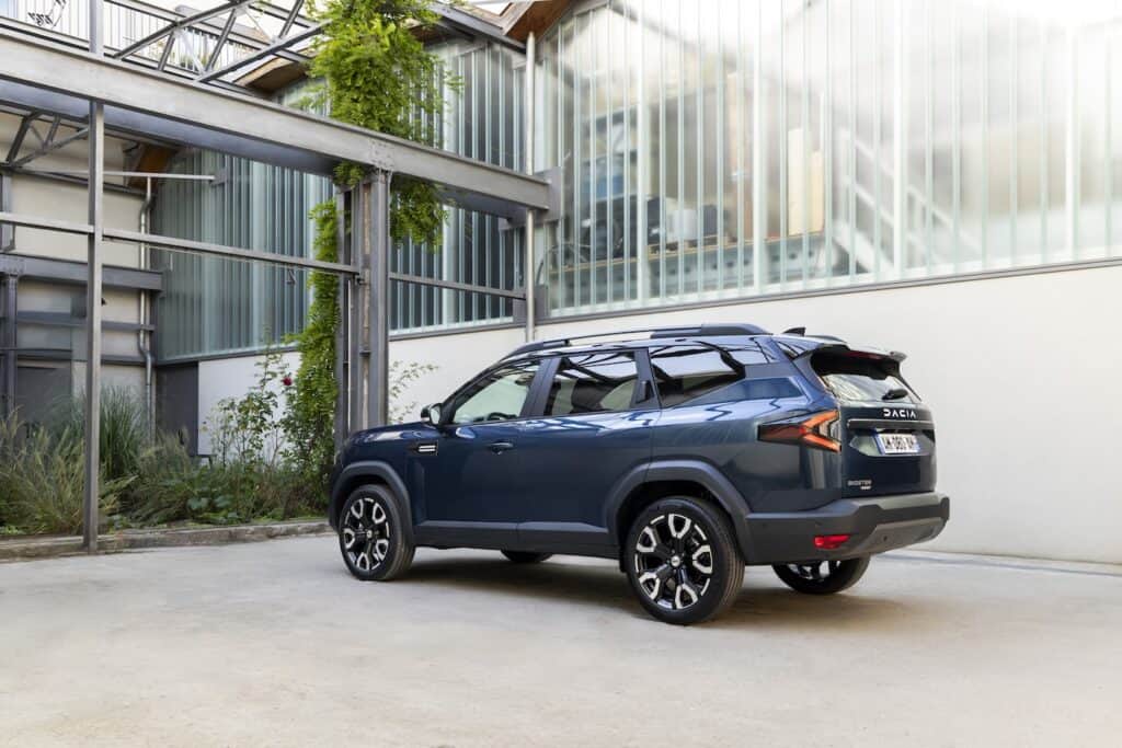 dacia bigster - nouveauté Dacia - photo de la voiture vue de coté - plan arrière - mondial de l'auto 2024