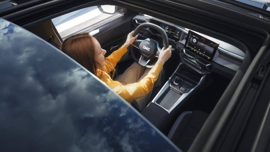 photo de l'intérieur de la nouvelle voiture dacia - photo prise du dessus - vue sur le cockpit - mondial de l'auto 2024