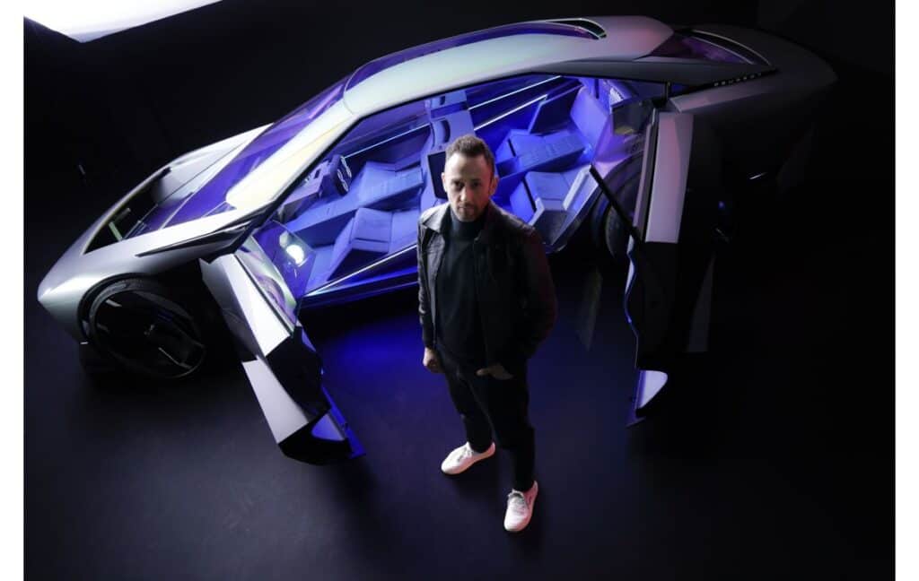 photo de Matthias Hossann devant une voiture - designer style chez peugeot - stellantis - mondial de l'auto 2024