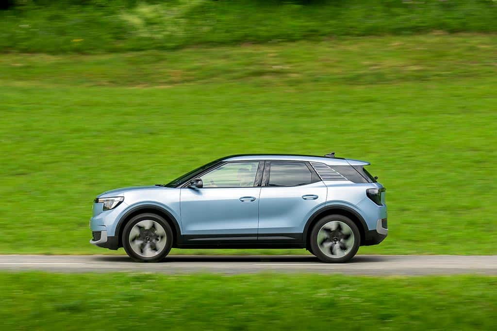 photo de la voiture ford explorer - vue de coté - mondial de l'auto 2024