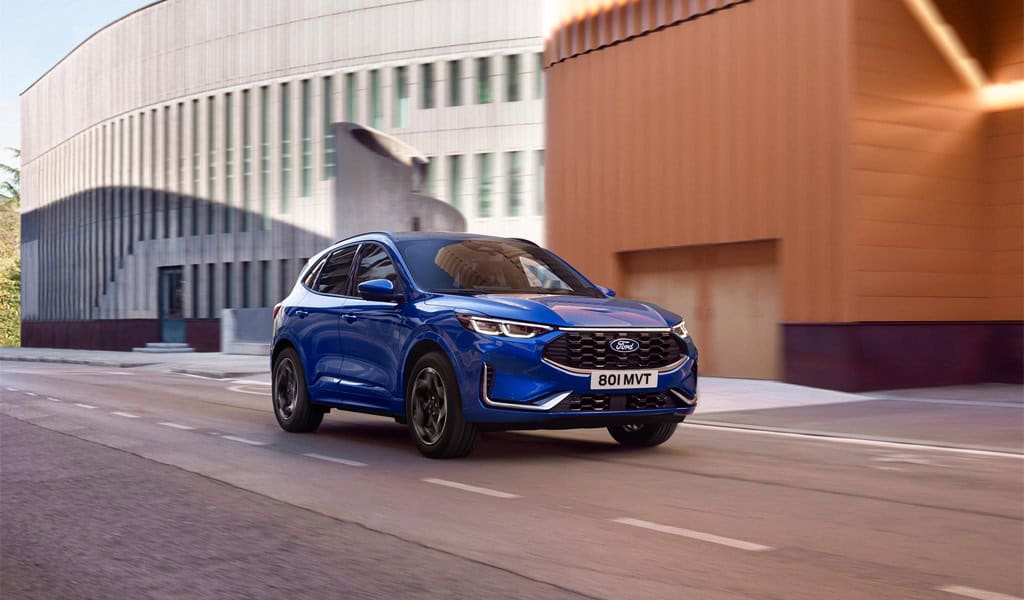 photo de la nouvelle kuga - voiture vue de 3/4 face sur route - mondial de l'auto 2024