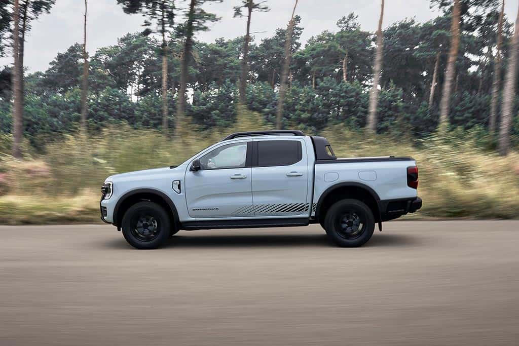 ford ranger HPEV - photo de la voiture vue de coté - mondial de l'auto 2024