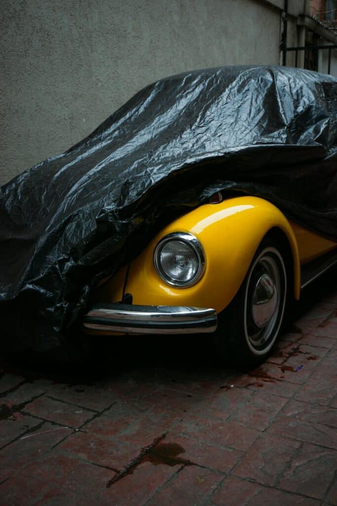 photo d'une voiture sous bâche - phares de voitures jaunis entretien - mondial de l'auto 2024