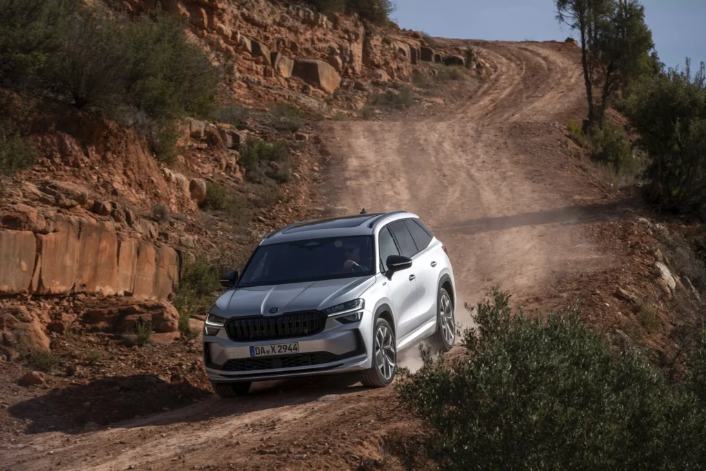 skoda kodiaq sportline - photo de la voiture sur route - vue de face - mondial de l'auto 2024