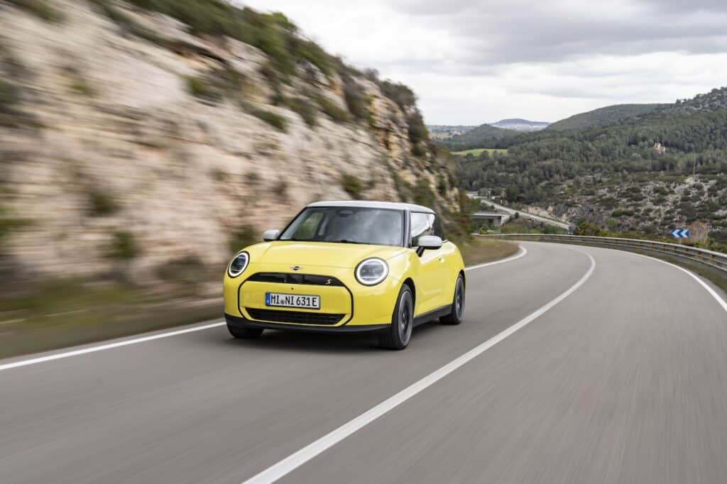 photo de la mini cooper (J01) SE - vue de face sur route - mondial de l'auto 2024