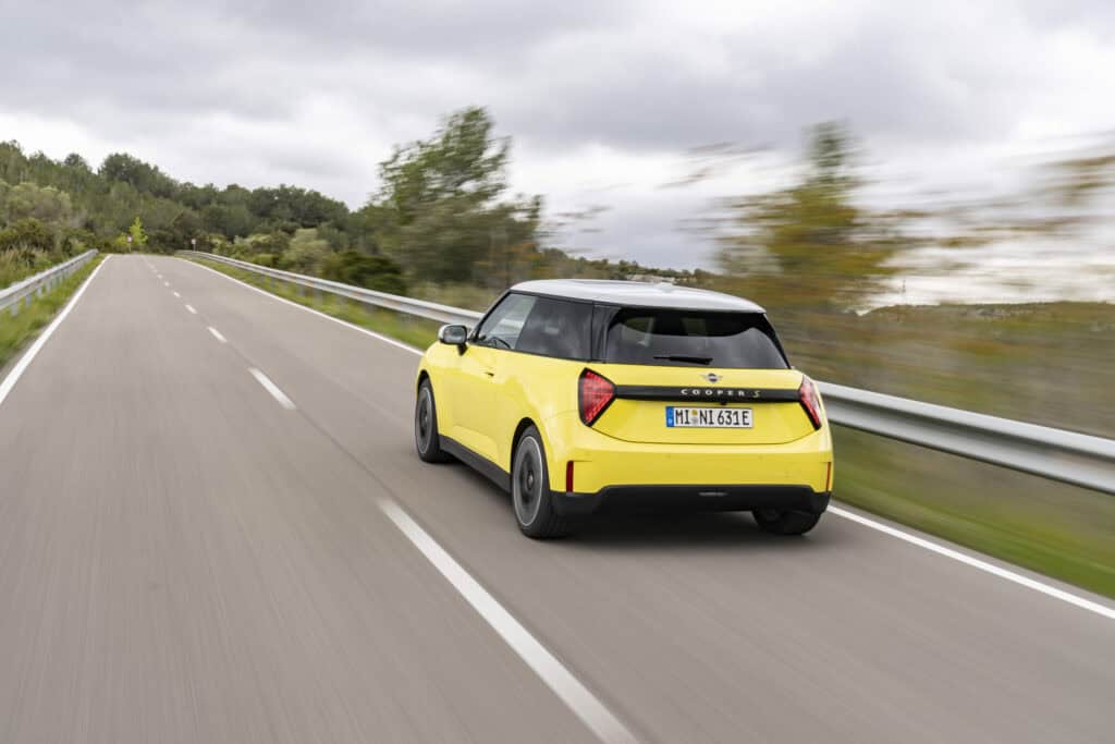 MINI cooper SE - mondial de l'auto 2024 - photo de la voiture sur route - vue d'arrière