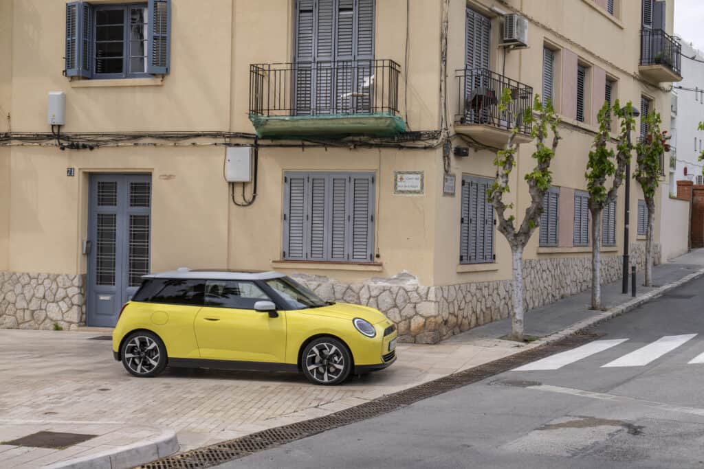 mini cooper SE (J01) mondial de l'auto 2024 - photo de la voiture - vue de coté