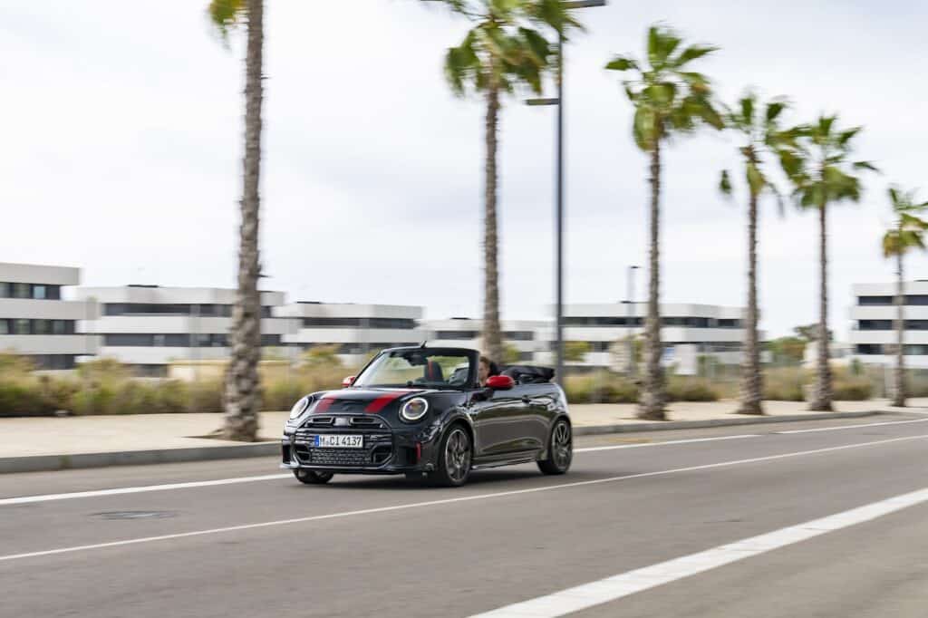 photo de la nouvelle mini john cooper works cabriolet 2024 - photo de la voiture sur route - mondial de l'auto 2026