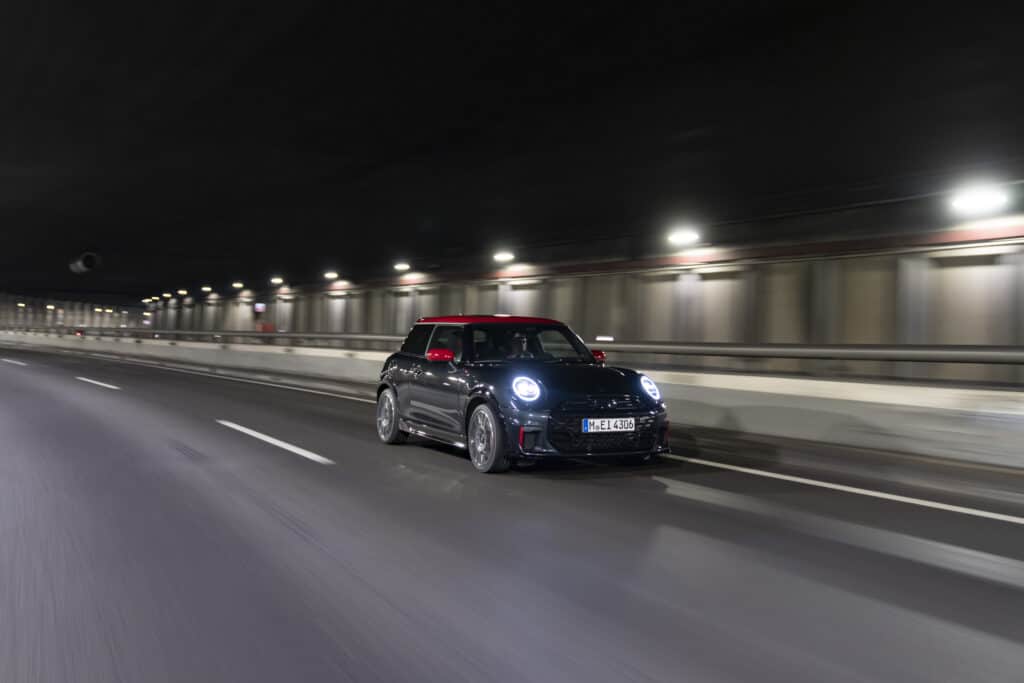 photo de la mini john cooper workds - sur route et de nuit - mondial de l'auto 2026