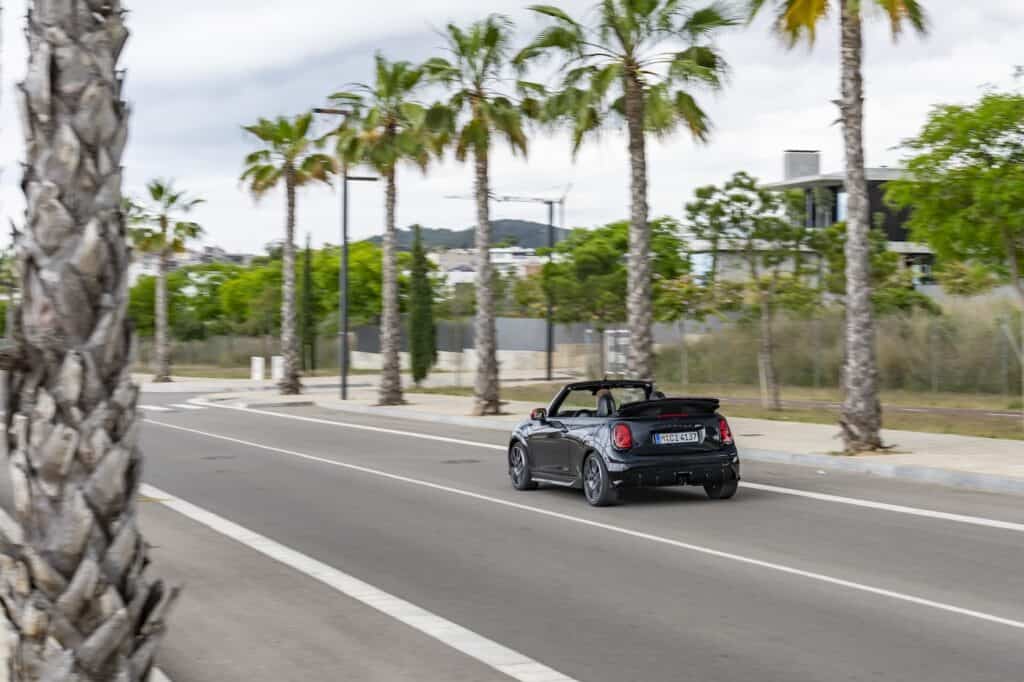 photo de la voiture - version cabriolet - vue de dos sur route - mondial de l'auto 2026