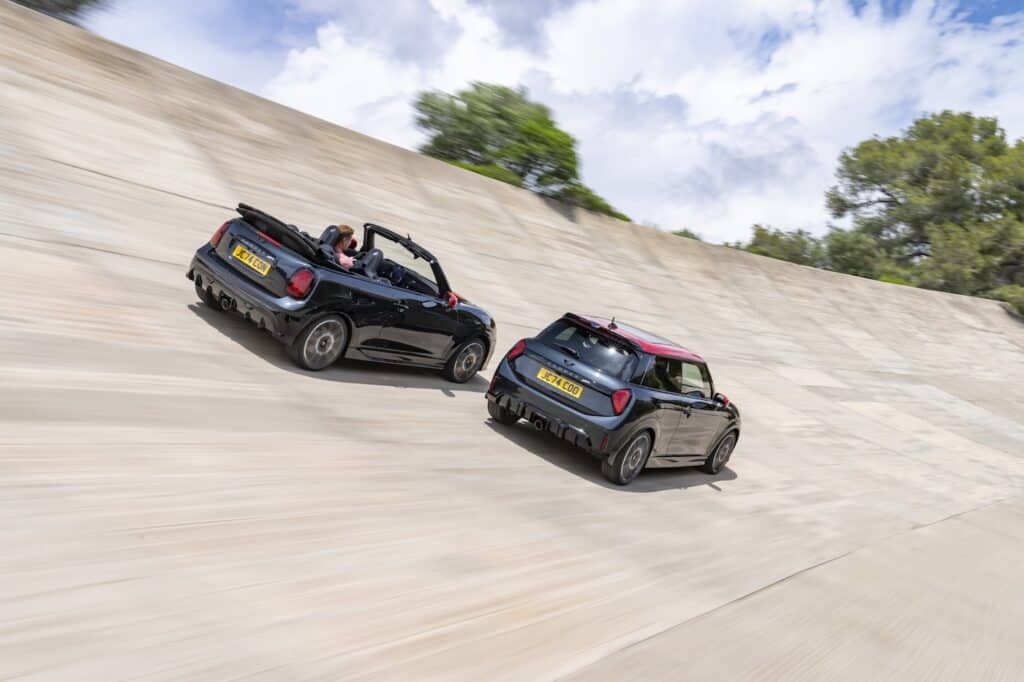 photo des nouvelles MINI john cooper workds - photo des deux voitures cote a cote sur anneaux de vitesses - mondial de l'auto 2024 - MINI 2024