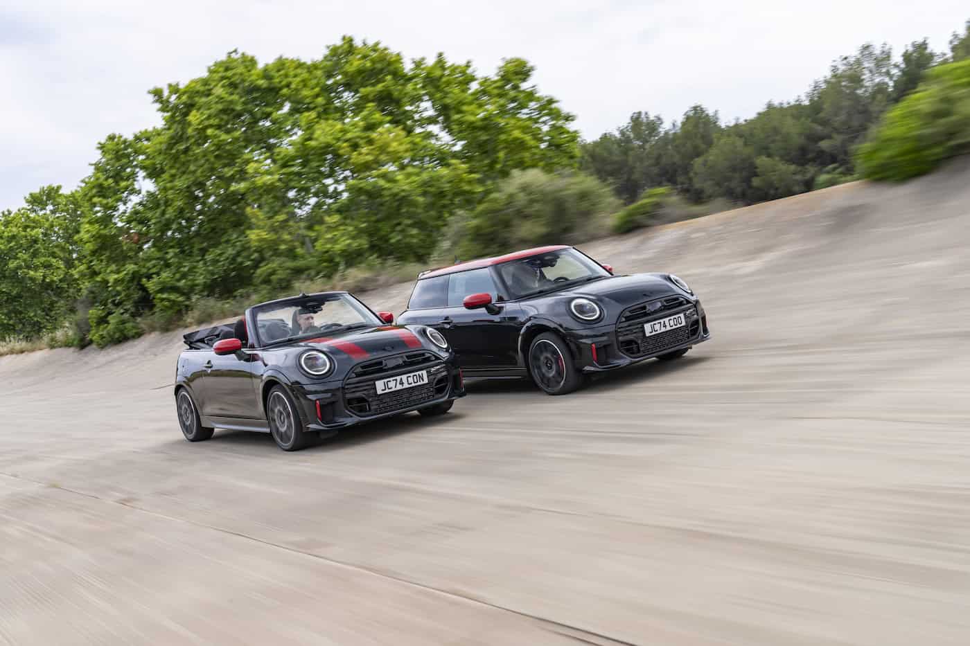 MINI john cooper works 2024 - mini john cooper works 2024 cabrio - photo des deux voitures sur anneaux de vitesses - vue de face - mondial de l'auto 2026 - MINI 2024