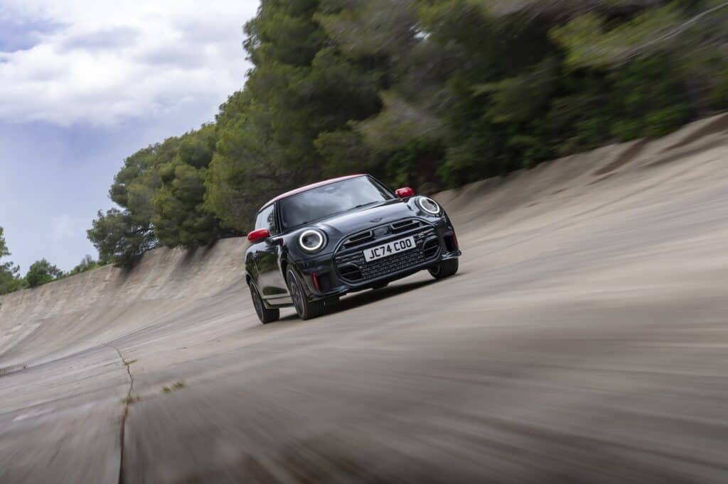 photo de la nouvelle MINi john cooper works de face - photo sur anneau de vitesse - mondial de l'auto 2026