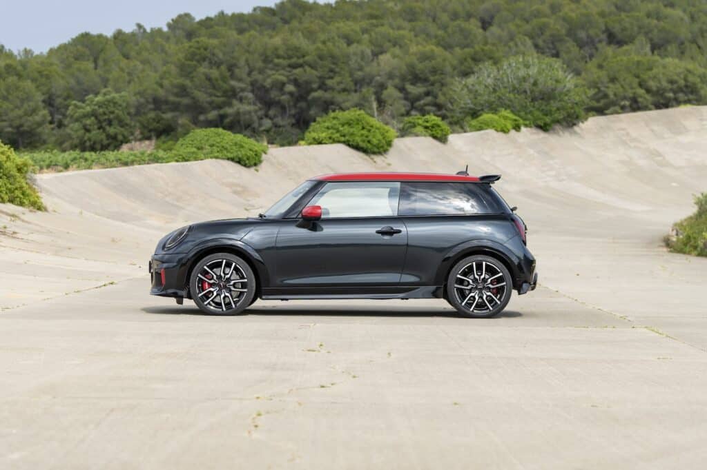 photo nouvelle mini john cooper works 2024 - photo de la voiture vue de coté - toits et retro de couleurs - mondial de l'auto 2026